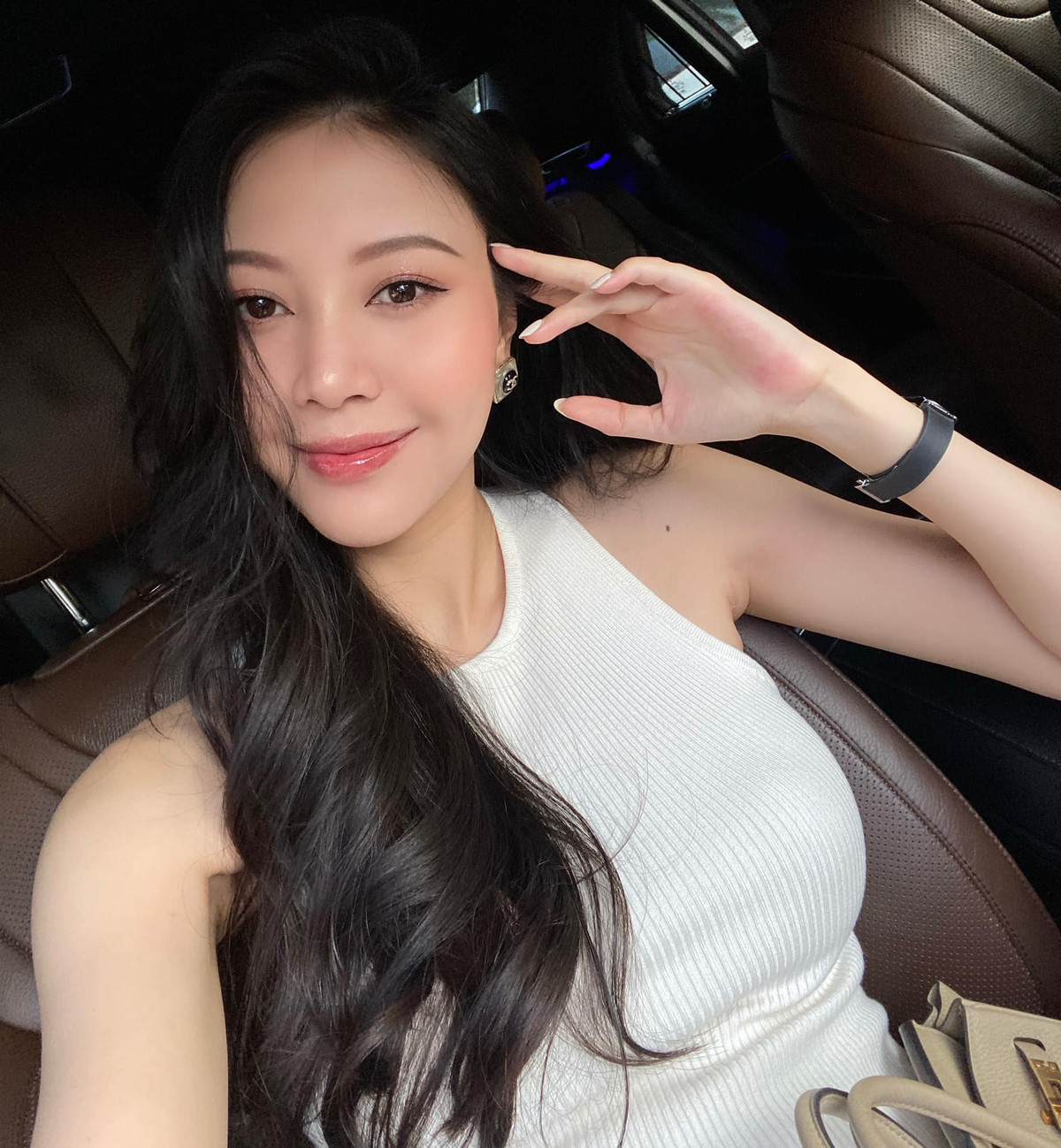 Trong hình, nàng hot girl Người ấy là ai diện mỗi chiếc áo ngực trắng chất liệu ren kết hợp quần nội y đen "lạc quẻ". Đứng trước gương, Ngọc Châm cho ra lò 1001 khoảnh khắc ''tự sướng ảo tung chảo''.