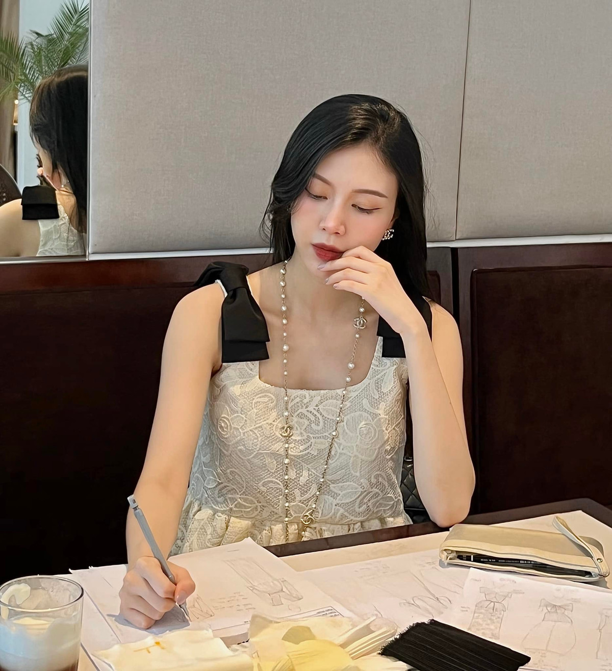 Vũ Ngọc Châm vẫn được biết đến là một người đẹp nức tiếng trong ngành hàng không.