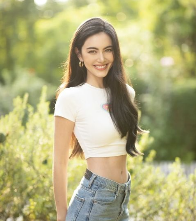 Gương mặt đẹp, sắc sảo là một lợi thế lớn của Mai, tuy nhiên vóc dáng thon gọn mà đặc biệt là vòng eo con kiến của mỹ nhân này lại là "chìa khóa" chính để cô thành công trên con đường nghệ thuật.