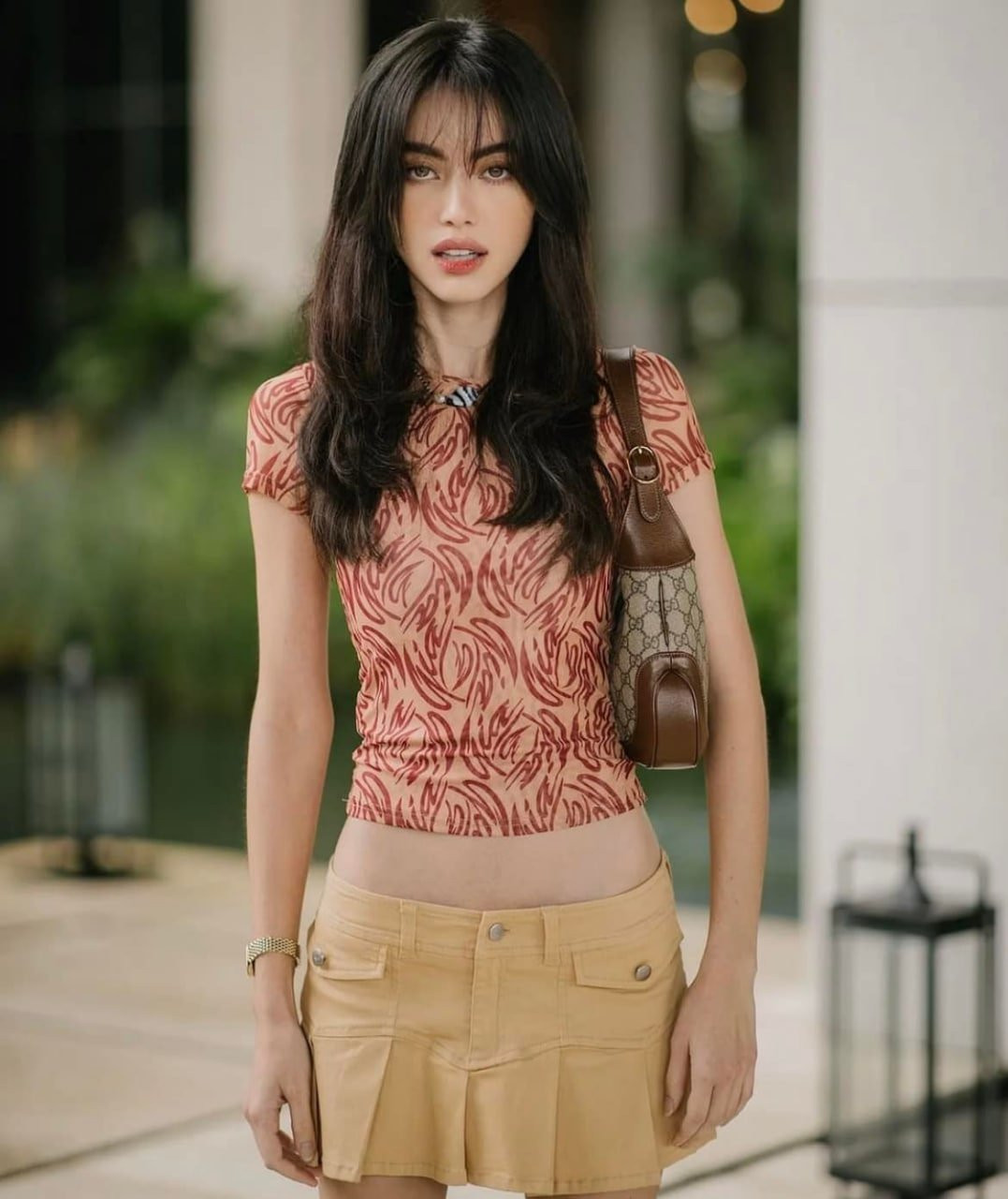 Một khán giả bình luận: "Thật đáng sợ khi để cơ thể gầy như vậy. Đừng tin vào những bình luận trên mạng. Bạn cần nhìn vào gương để biết mình ra sao". Bình luận này nhận được hàng nghìn lượt Like.