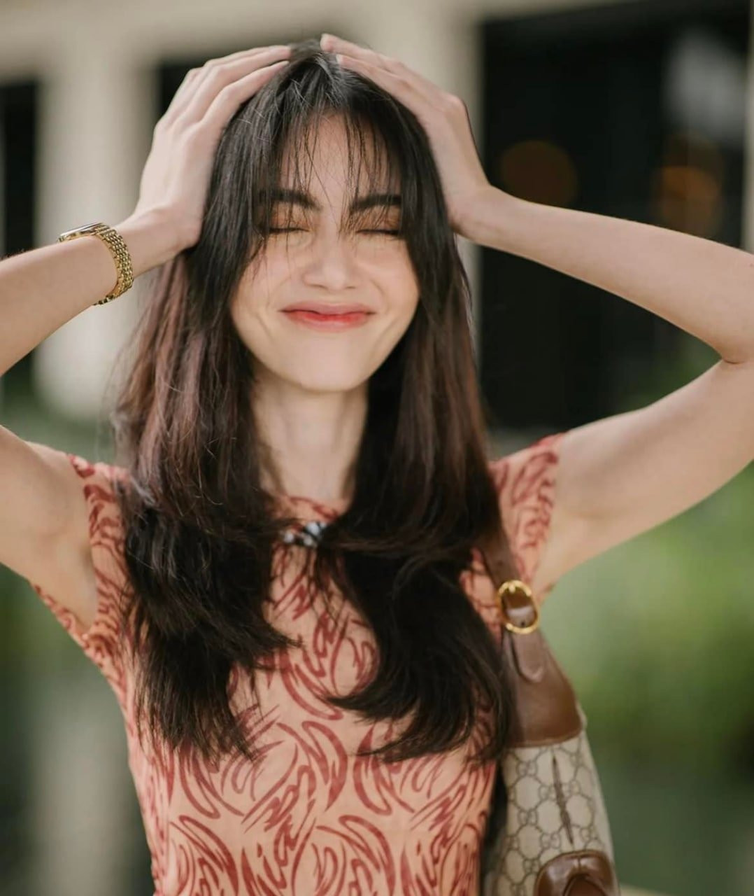 Trong khi nhiều fan hâm mộ khen Mai Davika đẹp, nhiều người lại cho rằng cô nàng quá gầy vượt mức cho phép.