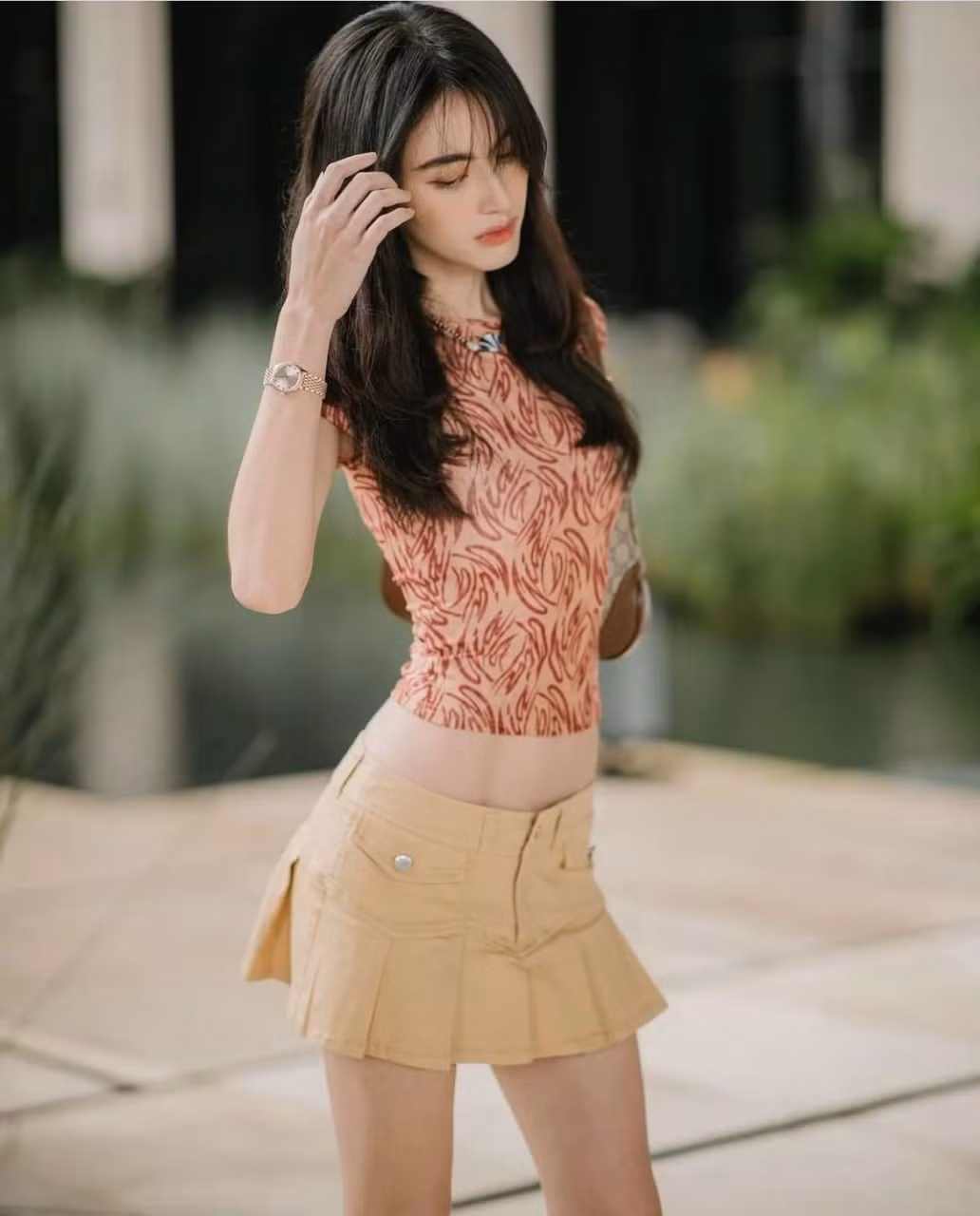 Dưới hình ảnh, cư dân mạng để lại bình luận thể hiện sự lo lắng cho thân hình quá gầy guộc của người đẹp xứ Chùa Vàng.