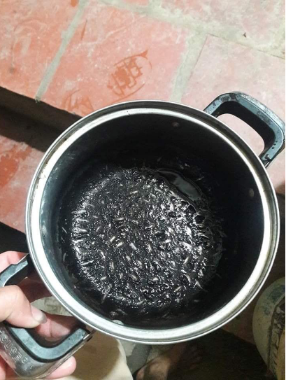 Chỉ sau những phút giây lơ đễnh, nồi chè đậu đỏ đã trở thành nồi chè bóng đêm, đăng lên Facebook khiến netizen dù thương nhưng cũng chẳng nhịn nổi cười.