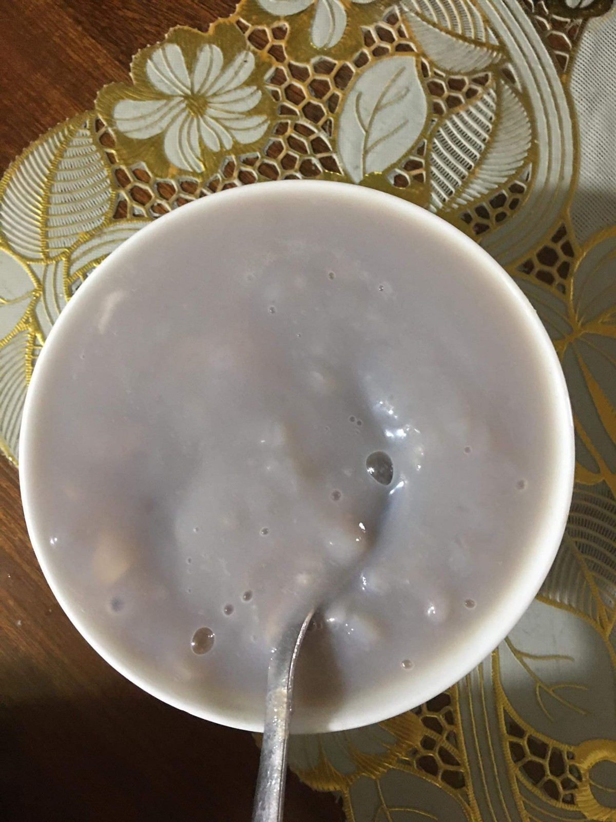 Một cô gái trổ tài làm sữa đậu đỏ ăn chống ế ngày Thất Tịch nhưng thành phẩm không khác gì cháo.