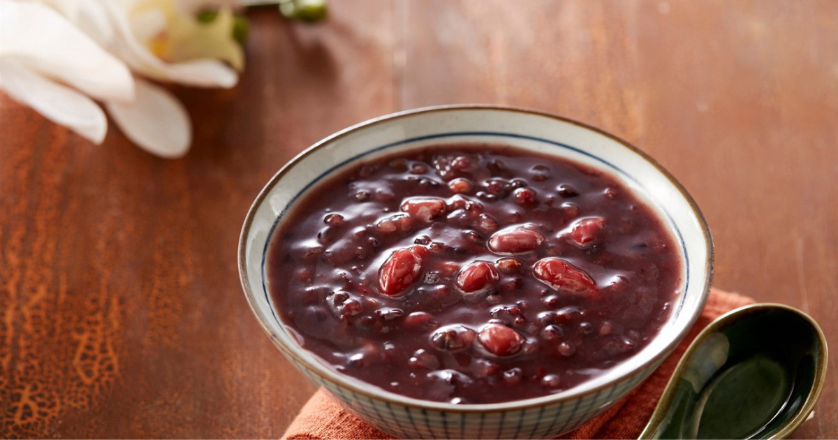 Giới trẻ truyền tai nhau rằng, ăn một bát chè đậu đỏ vào ngày này, người độc thân sẽ sớm tìm được người thương, còn những đôi yêu nhau sẽ có một tình cảm bền chặt.