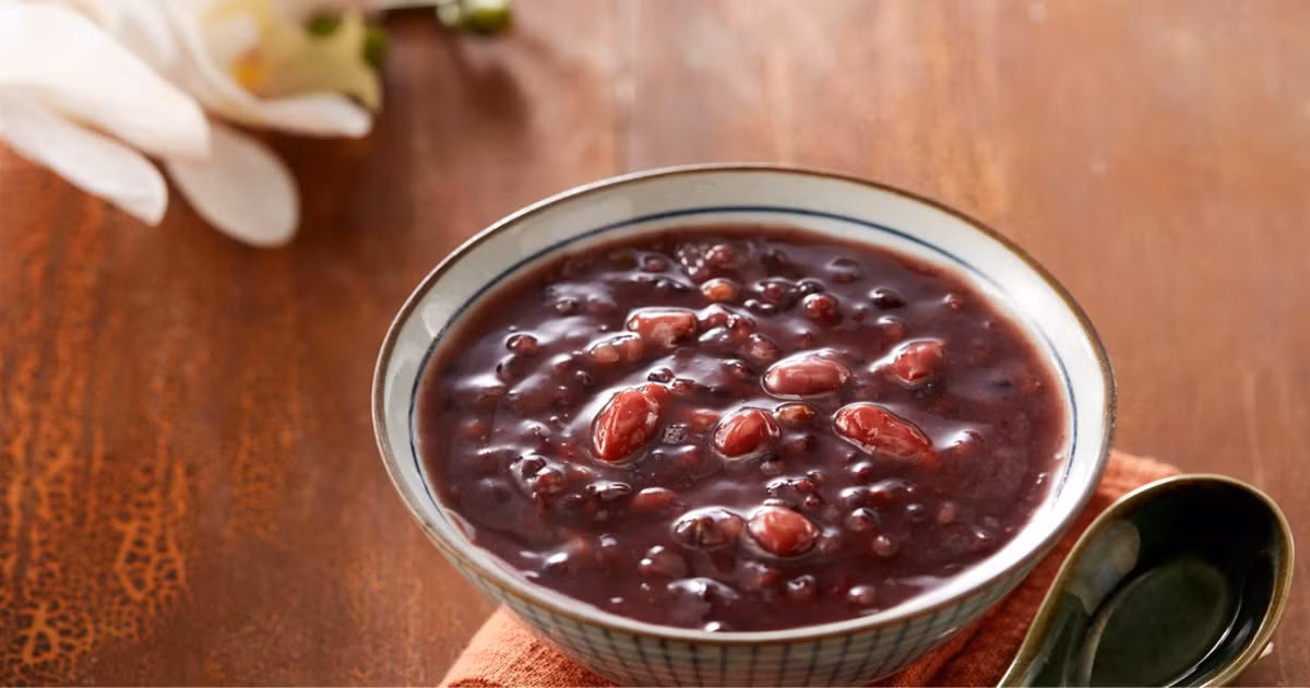 Giới trẻ truyền tai nhau rằng, ăn một bát chè đậu đỏ vào ngày này, người độc thân sẽ sớm tìm được người thương, còn những đôi yêu nhau sẽ có một tình cảm bền chặt.