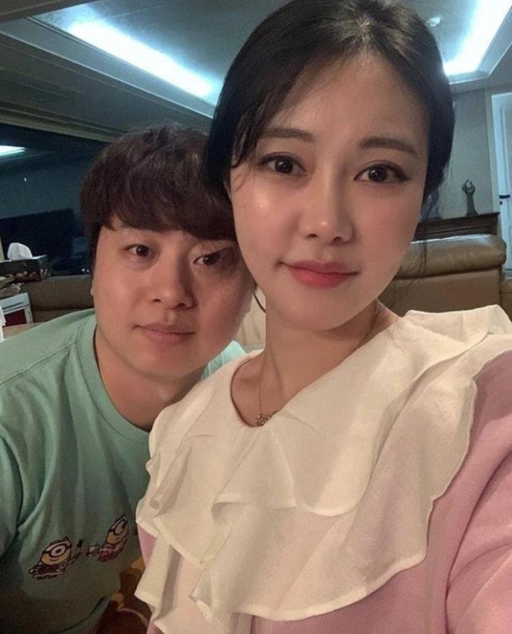 Đúng chuẩn câu ảnh ai người nấy đẹp, cô gái đã bất chấp dung nhan của bạn trai mà sử dụng phần mềm chỉnh ảnh để làm thon gọn mặt mình, cuối cùng người đứng cạnh méo mó từ lúc nào.