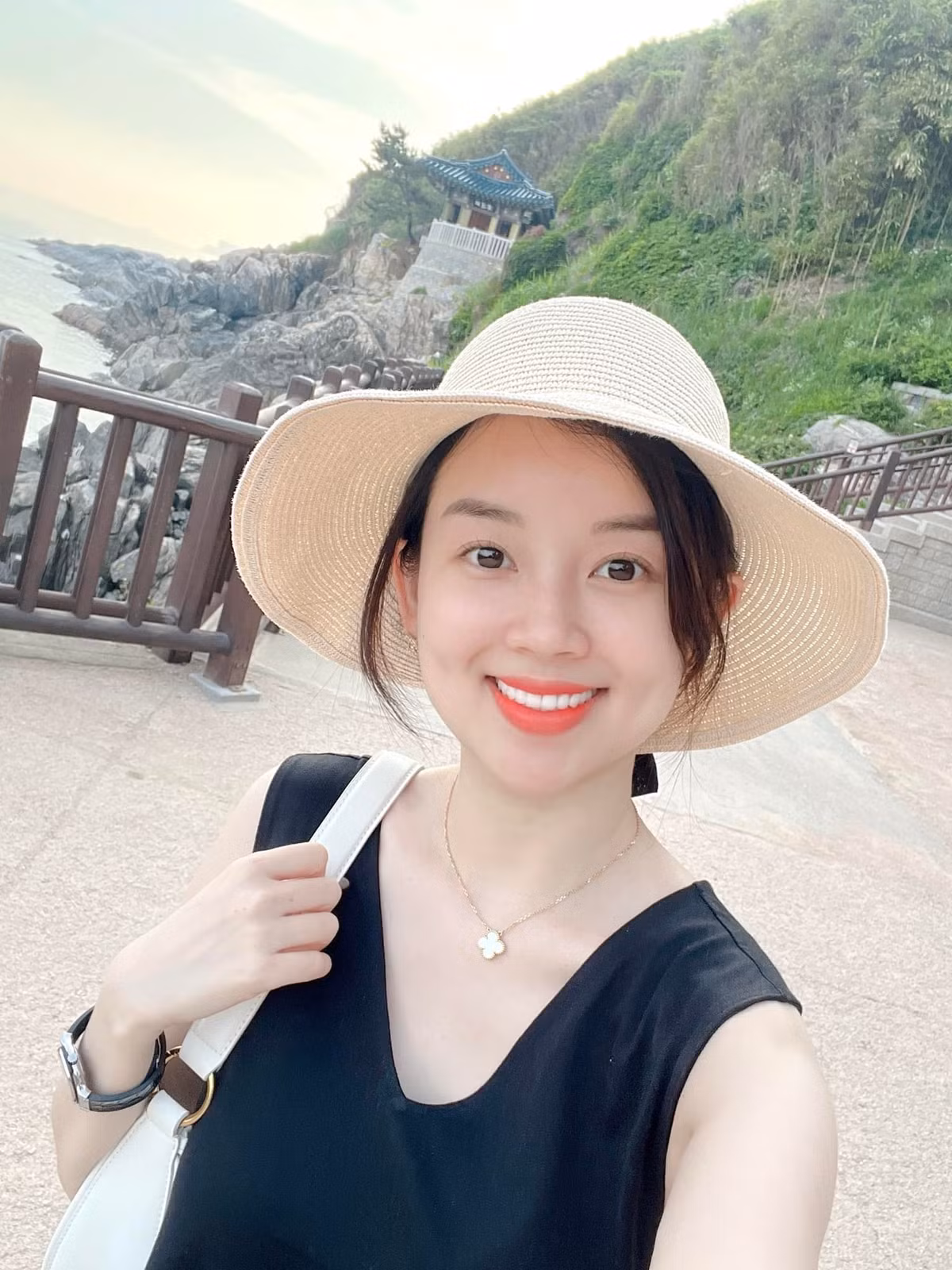 Ngoài thời gian dành cho gia đình, Ly Kute tập chung vào công việc kinh doanh khi cô là chủ chuỗi hệ thống kinh doanh đồ làm đẹp có tiếng. Ảnh: FBNV