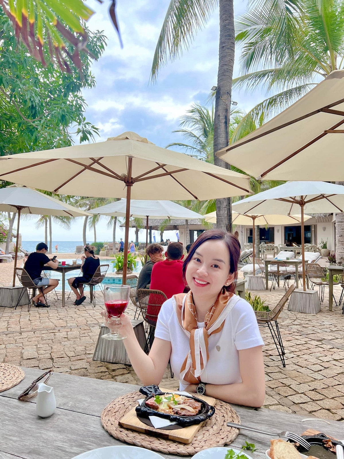 Nhìn Ly Kute bây giờ ai cũng phải thừa nhận "gái một con trông mòn con mắt".