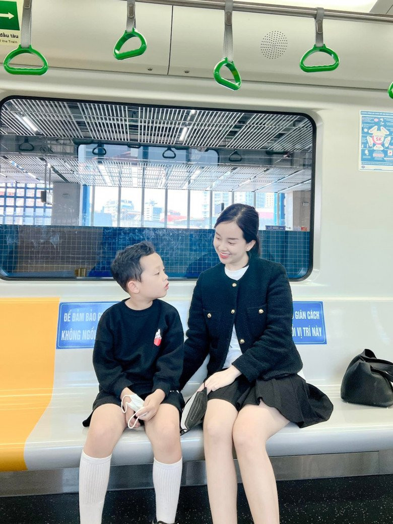 Cho tới hiện tại, khi Mạc Hồng Quân và Kỳ Hân đã về chung một nhà thì hot girl Ly Kute cũng đang sống tốt với vai trò một bà mẹ đơn thân.