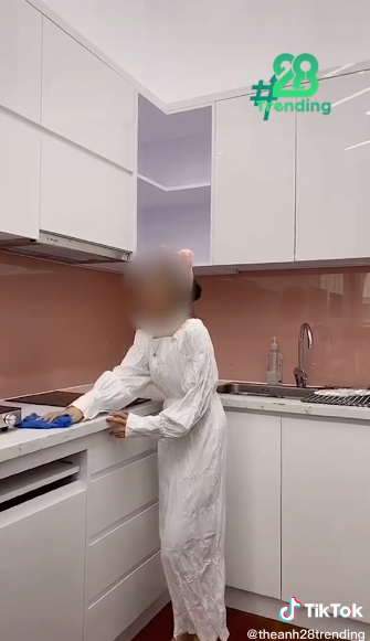 Theo đó cô nàng "tiểu tam" phản bác rằng: "Vì chị chưa bao giờ ngoại tình nên chắc chắn không hiểu được cảm giác của em", cô gái này còn trách ngược lại chị vợ thực ra mới là người có lỗi trong câu chuyện này.