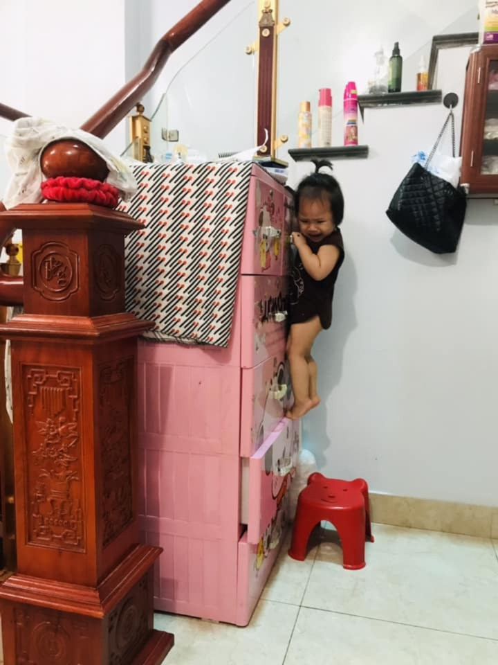 Không riêng 2 cô công chúa trên, rất nhiều trường hợp phụ huynh bó tay trước độ nghịch của con gái.