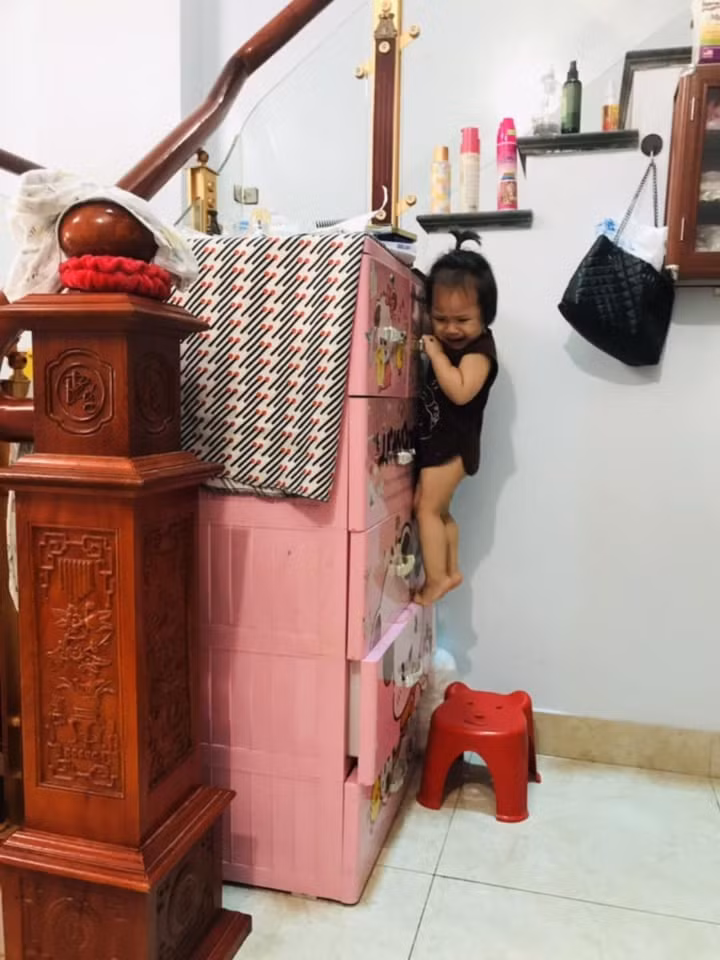 Không riêng 2 cô công chúa trên, rất nhiều trường hợp phụ huynh bó tay trước độ nghịch của con gái.