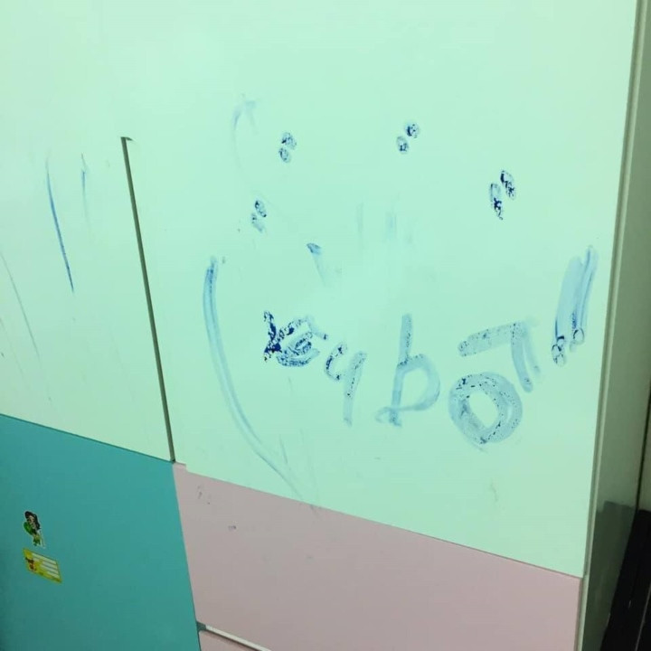 Mực vốn là loại khó tẩy, dây vào đồ nếu không biết cách xử lí sẽ bị hỏng toàn bộ. Chính vì vậy, khi vừa thấy cảnh này, ông bố không biết làm gì hơn ngoài cách im lặng bất lực.