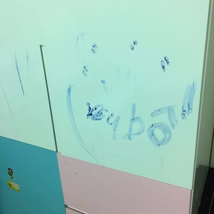 Mực vốn là loại khó tẩy, dây vào đồ nếu không biết cách xử lí sẽ bị hỏng toàn bộ. Chính vì vậy, khi vừa thấy cảnh này, ông bố không biết làm gì hơn ngoài cách im lặng bất lực.