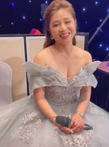 Ngày 7/8 vừa qua, MC Hoàng Linh được mời làm người dẫn chương trình cho buổi lễ kỷ niệm thành lập một công ty. Xuất hiện tại đây cô lên đồ lộng lẫy với chiếc váy trễ vai, đi trên đôi giày cao 20cm.