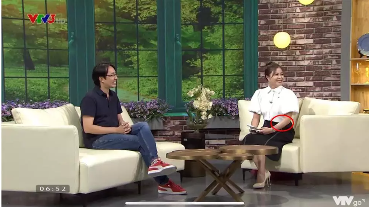 Tuy nhiên trong chương trình lên sóng mới đây, hình xăm trên cánh tay của MC Hoàng Linh bất ngờ không cánh mà bay.