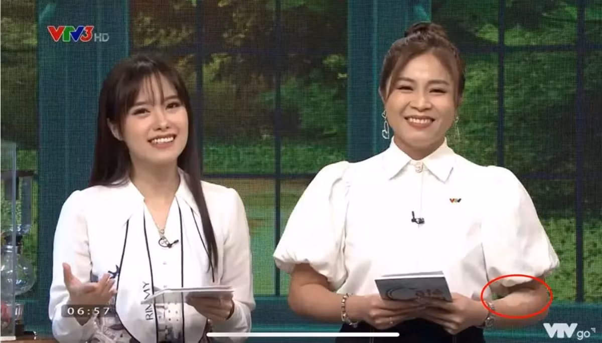 Người theo dõi phát hiện hình xăm "hổ báo" không còn xuất hiện trên cánh tay Hoàng Linh. Thay vào đó là một ''dấu vết lạ" gần giống với màu da, xuất hiện đúng vị trí hình xăm sư tử.