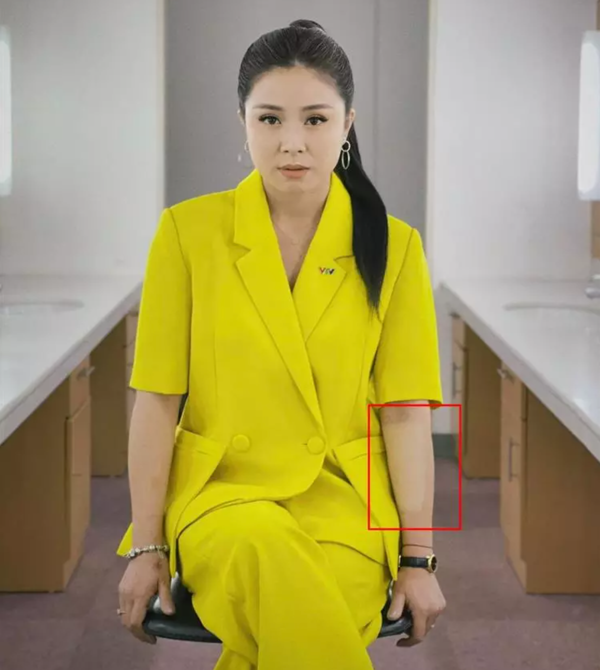 Tuy nhiên, lục lại những hình ảnh trước đó phát hiện hình xăm này luôn "thoắt ẩn thoắt hiện" trên cánh tay Hoàng Linh.