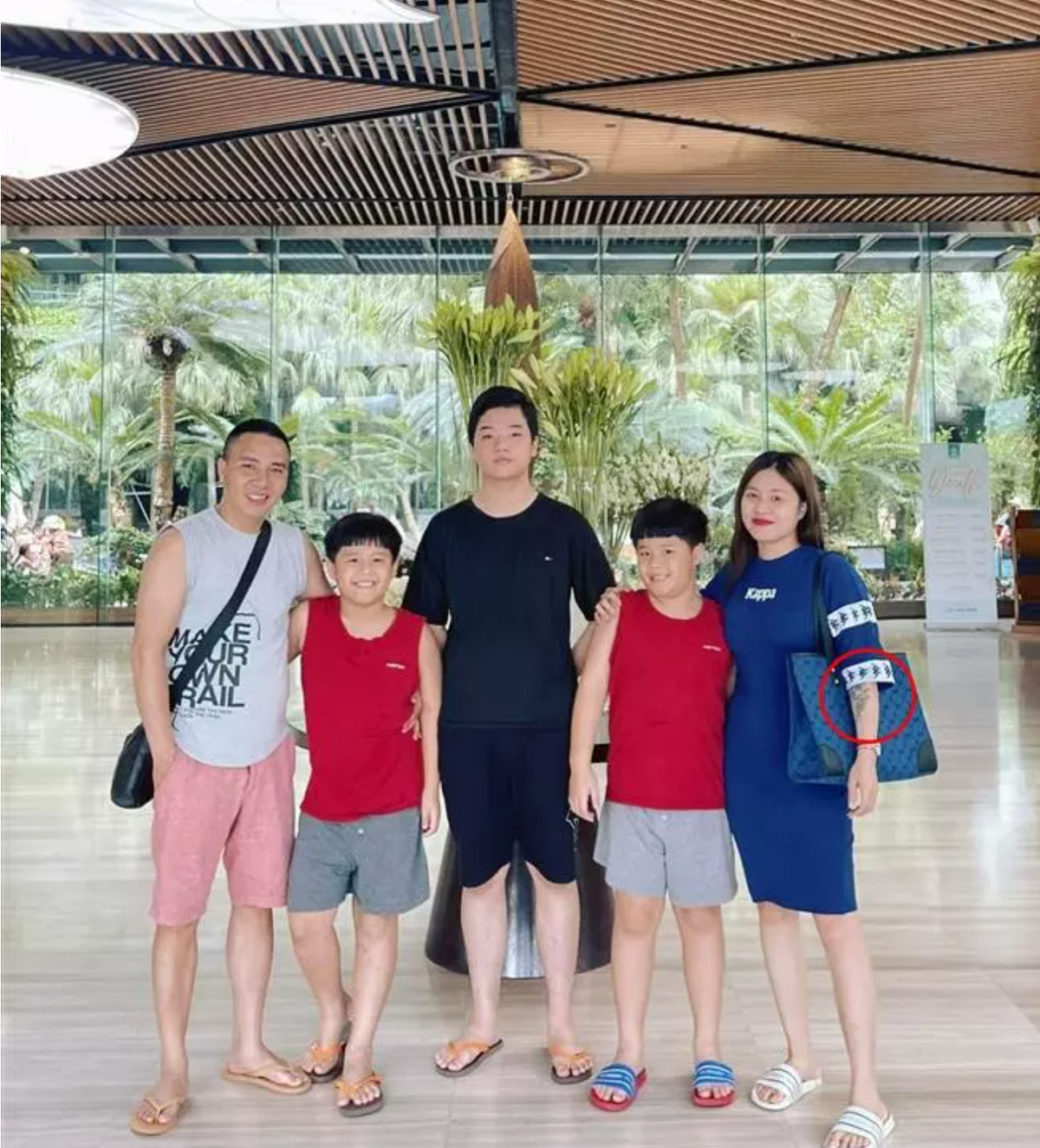 Người cho rằng Hoàng Linh dùng kem che khuyết điểm che mắt khán giả, tránh gây sự chú ý và cũng để phù hợp hơn khi lên sóng truyền hình quốc gia.