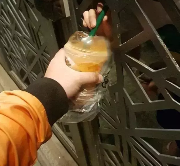 Là một ngành dịch vụ tiếp xúc với nhiều khách hàng khác nhau mỗi ngày, những anh chàng shipper thường xuyên gặp phải các tình huống éo le.