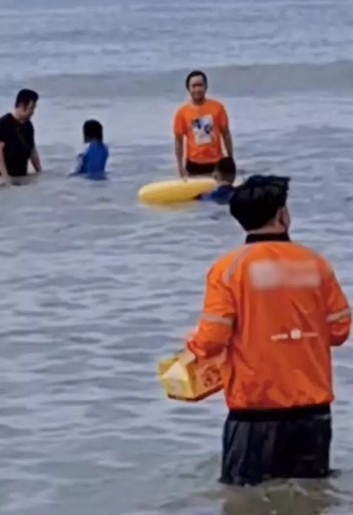 Ra đến giữa biển, anh chàng shipper vẫn đang loay hoay gọi điện thoại cho khách, mắt vẫn hướng đi nhiều hướng để xem khách hàng đang bơi tận phương trời nào. Ảnh: Tổng hợp