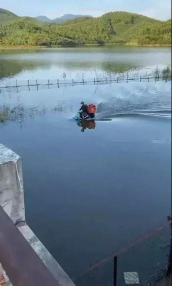 Vượt nước rẽ sóng, anh shipper có tâm nhất "vịnh bắc bộ" này quyết tâm giao được hàng cho khách xong mới về.