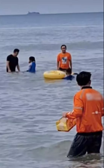 Hình ảnh anh shipper lặn lội ra giữa biển giao đồ cho khách đã khiến cư dân mạng được một không nhịn được cười.