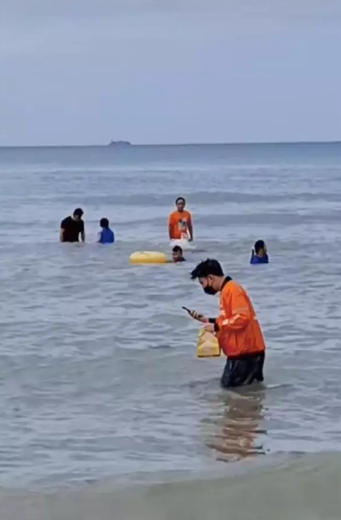 Được biết, sau khi nhận được đơn đặt hàng, anh shipper đã nhanh nhẹn đi lấy hàng rồi giao đến địa chỉ khách yêu cầu. Oái oăm thay, nơi khách hàng nhận đồ ăn không có số nhà cụ thể nào mà là giữa biển cả mênh mông.