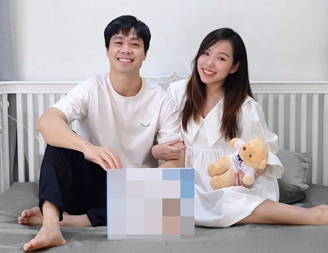 Kể từ khi đón con đầu lòng chào đời, diện mạo nhóc tỳ nhà tiền đạo Công Phượng vẫn luôn là ẩn số bởi cặp đôi chưa từng để lộ con trước công chúng.