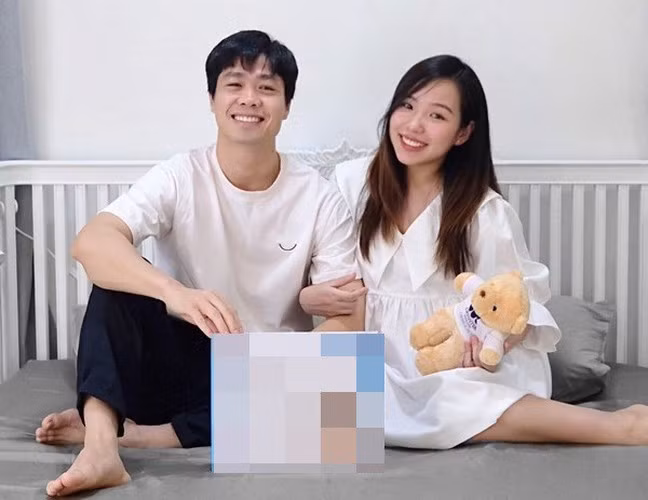 Kể từ khi đón con đầu lòng chào đời, diện mạo nhóc tỳ nhà tiền đạo Công Phượng vẫn luôn là ẩn số bởi cặp đôi chưa từng để lộ con trước công chúng.