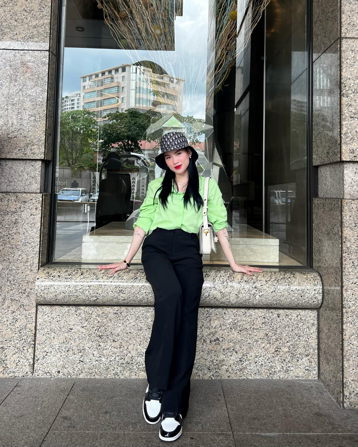 Chỉ cần chịu mặc trang phục ôm sát là đường cong cơ thể của nữ TikToker được thể hiện rất rõ.