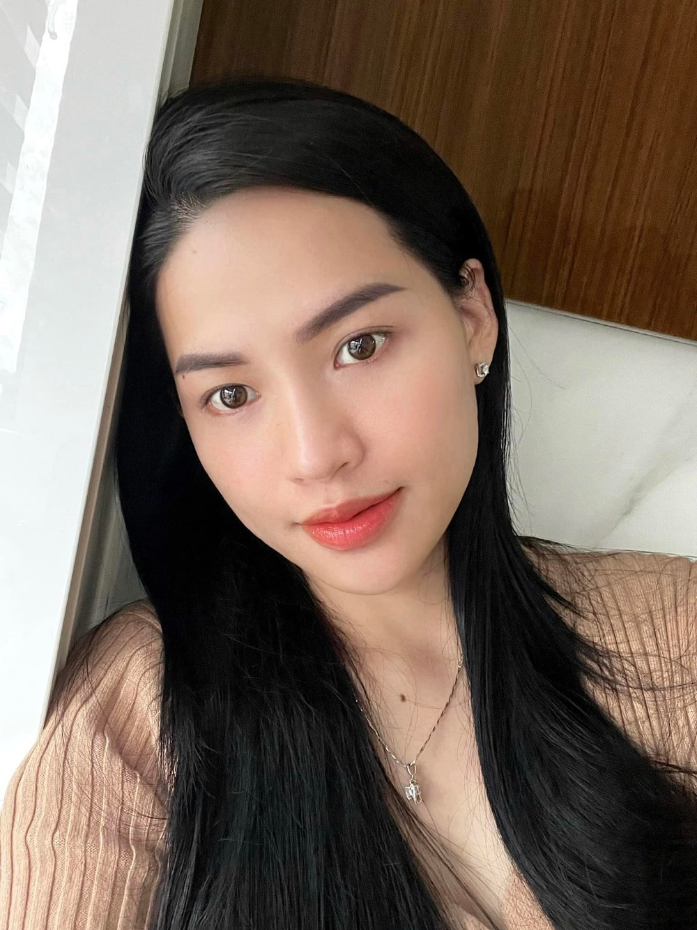 Theo dõi trang cá nhân của Hà Linh có thể thấy cô nàng vẫn chia sẻ hình ảnh khoe dáng nuột, không ngại diện bikini.