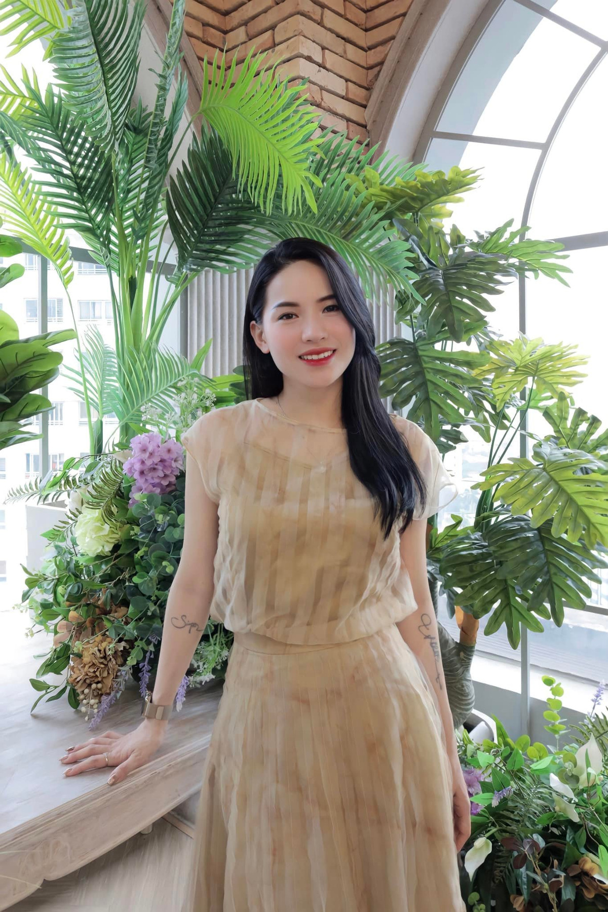 Hà Linh còn là người chuyên review mỹ phẩm nên cô cũng rất biết cách giữ gìn nhan sắc của mình.