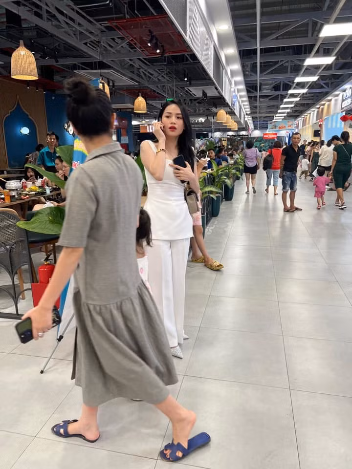 Dù không chủ động tạo dáng trước ống kính nhưng Hà Linh đã cho thấy nhan sắc xinh đẹp không khác gì trên video hay những bức ảnh đã chỉnh sửa kĩ càng do cô đăng tải.