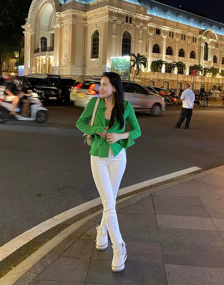 Võ Hà Linh còn khiến nhiều chị em phải ngưỡng mộ bởi vóc dáng gọn gàng cùng vòng 2 thon thả của mình.