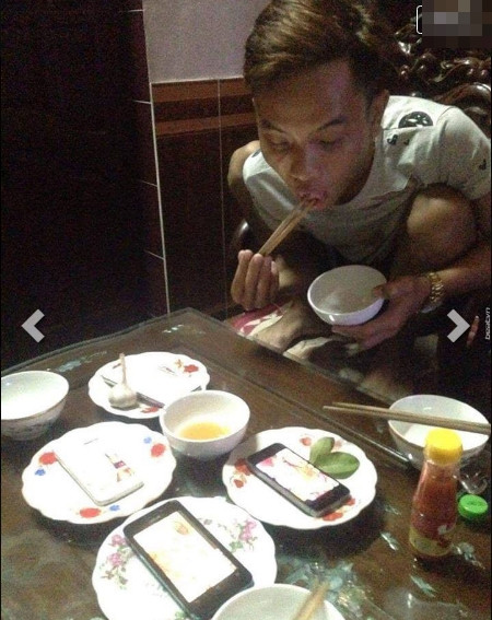 Những ngày đầu tháng, khi được gia đình "phát lương" thì bữa cơm sinh viên được thoải mái tiêu xài, còn những ngày cuối tháng eo hẹp thì đành làm bạn với mì gói.