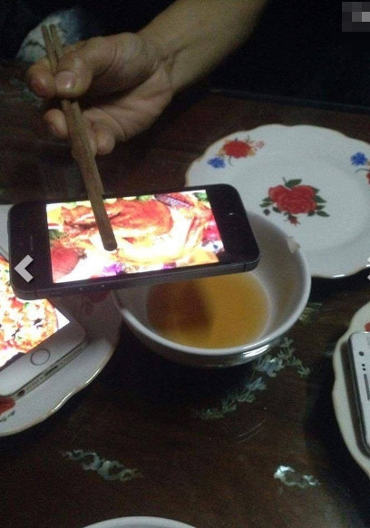 Để có được bữa cơm ngày cuối tháng vừa ngon lại không tốn kém, hội sinh viên đã sáng tạo ra những mâm cơm "tiệc tùng sang chảnh" để an ủi phần nào ngày tháng cạn ví.