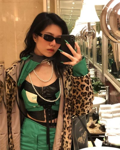 Được biết cô gái mặc áo hở lưng tên Diệu Linh, 23 tuổi, hoạt động trong ngành thiết kế thời trang.