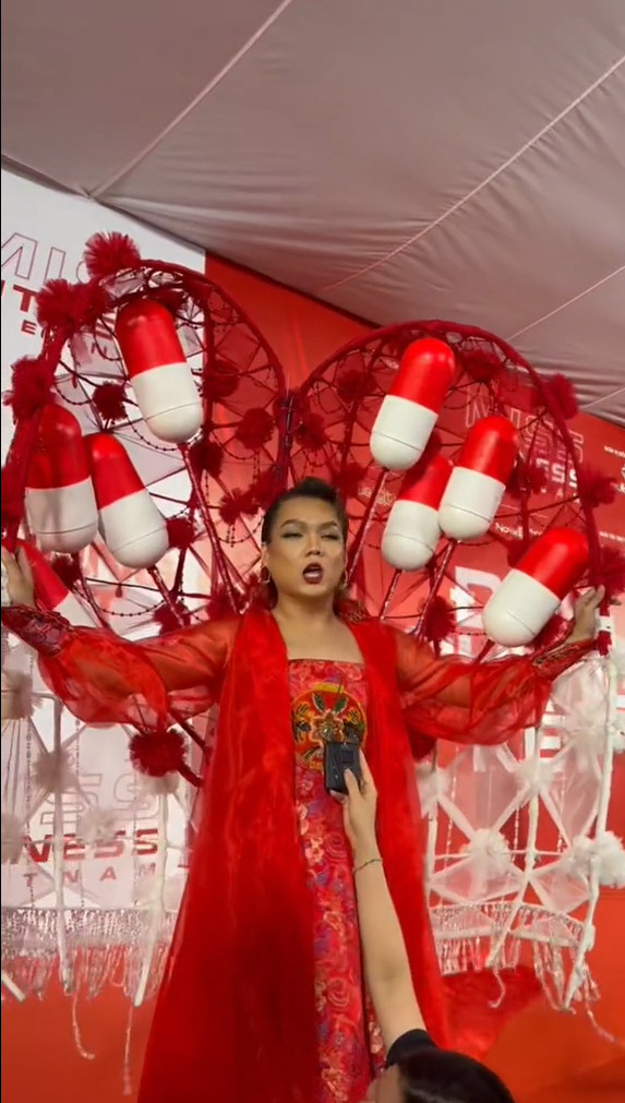 Cách đây không lâu, bộ trang phục "thuốc hồi trinh" của Phạm Thoại khi xuất hiện trong sự kiện cùng Erik trở thành đề tài tranh cãi.