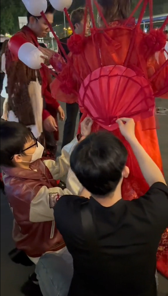 "Thay mặt cho người hâm mộ và những người đã yêu quý mình gửi lời xin lỗi tới ekip của Erik cũng như Erik. Các bạn chỉ nghĩ đó là niềm vui thôi, cũng không nghĩ là hậu quả đến vậy. Mình mong lần sau mình có mặt ở đâu, các bạn giữ thể diện cho mình một chút. Thật sự thì mình cũng không thấy nó vui đâu bạn ạ”, Phạm Thoại nhắn nhủ.