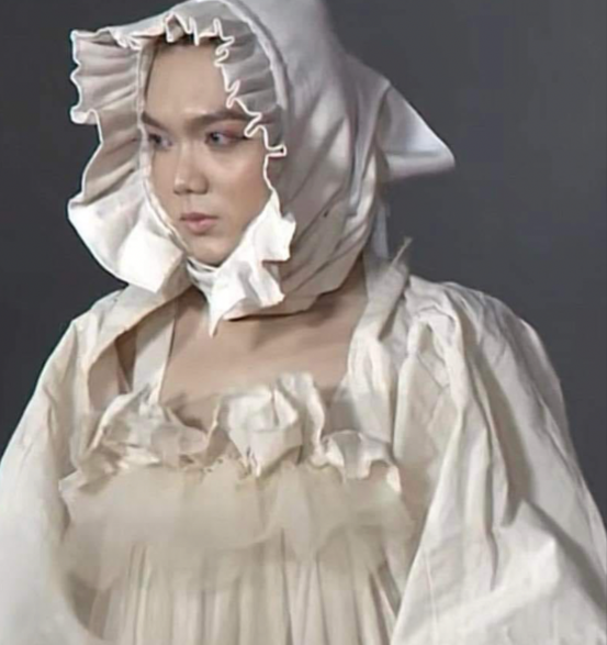 Đồng thời, Phạm Thoại cũng cố tình trang điểm theo phong cách nhợt nhạt cùng cách tạo dáng khó hiểu. Ảnh: Tổng hợp