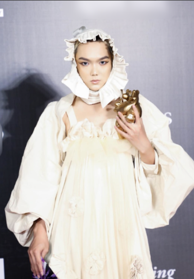 Khi xuất hiện trên thảm đỏ của Miss Universe, anh đã khiến nhiều người bất ngờ khi diện trang phục lấy cảm hứng từ "em bé".