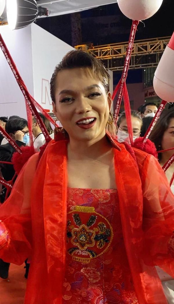 Mới đây TikToker Phạm Thoại đã lên tiếng giải thích đồng thời xin lỗi. Anh làm hẳn video ghi lại quá trình và ý nghĩa của bộ trang phục cùng nguyên nhân dẫn đến sự cố không đáng có.