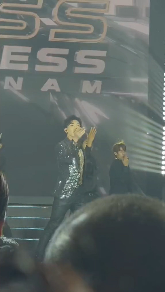 Theo đó nam TikToker chia sẻ: "Thật ra mình làm không phải để đi sự kiện đâu các bạn ạ mà thực ra đây là món quà mình muốn dành tặng cho tất cả người hâm mộ của mình. Nhưng mà khá bất ngờ vì bộ trang phục này làm xong đúng dịp mình được mời tham gia sự việc vừa rồi. Nên mình lấy nó làm trang phục luôn và điều khiến mình bất ngờ hơn đó là Erik hát trong đêm chung kết đó."