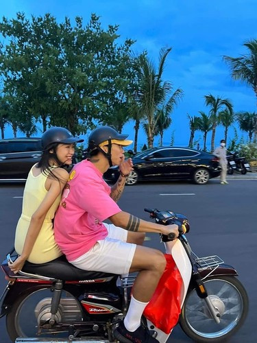 Người đẹp cho biết cả 2 quen nhau từ rất lâu rồi nhưng phải sau chung kết cuộc thi Hoa Hậu Việt Nam diễn ra vào tháng 10/2020, họ mới chính thức trở thành một cặp.