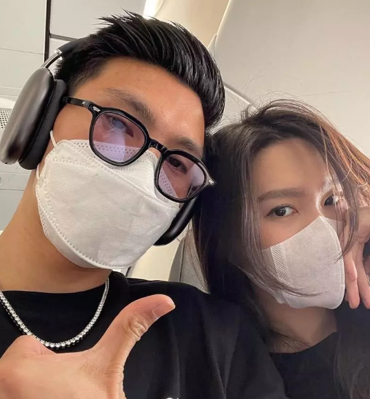 Đây là lần đầu tiên cầu thủ gốc Thái Bình công khai ảnh nửa kia trên trang cá nhân.