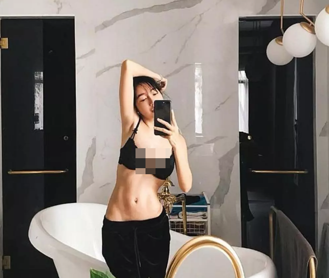 Vẫn góc check-in trong nhà tắm quen thuộc - nơi cho ra đời 7749 những bức ảnh nóng bỏng tay của Elly Trần đã đập tan những tin đồn mang bầu lần 3 của cô thời gian qua.