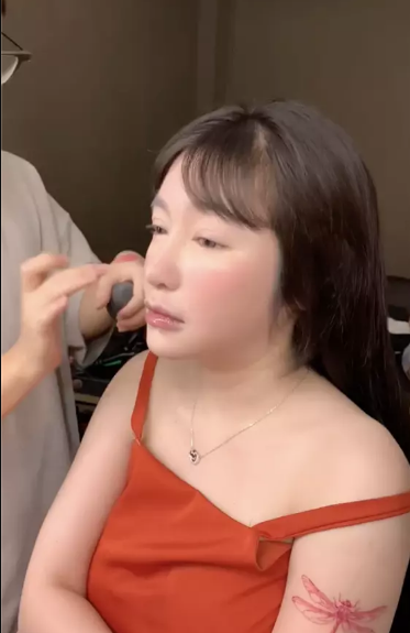 Trước đó Elly Trần khiến netizen "tá hỏa" khi chia sẻ đoạn clip biến hình trông nhợt nhạt, cánh tay thì tròn lẳn.