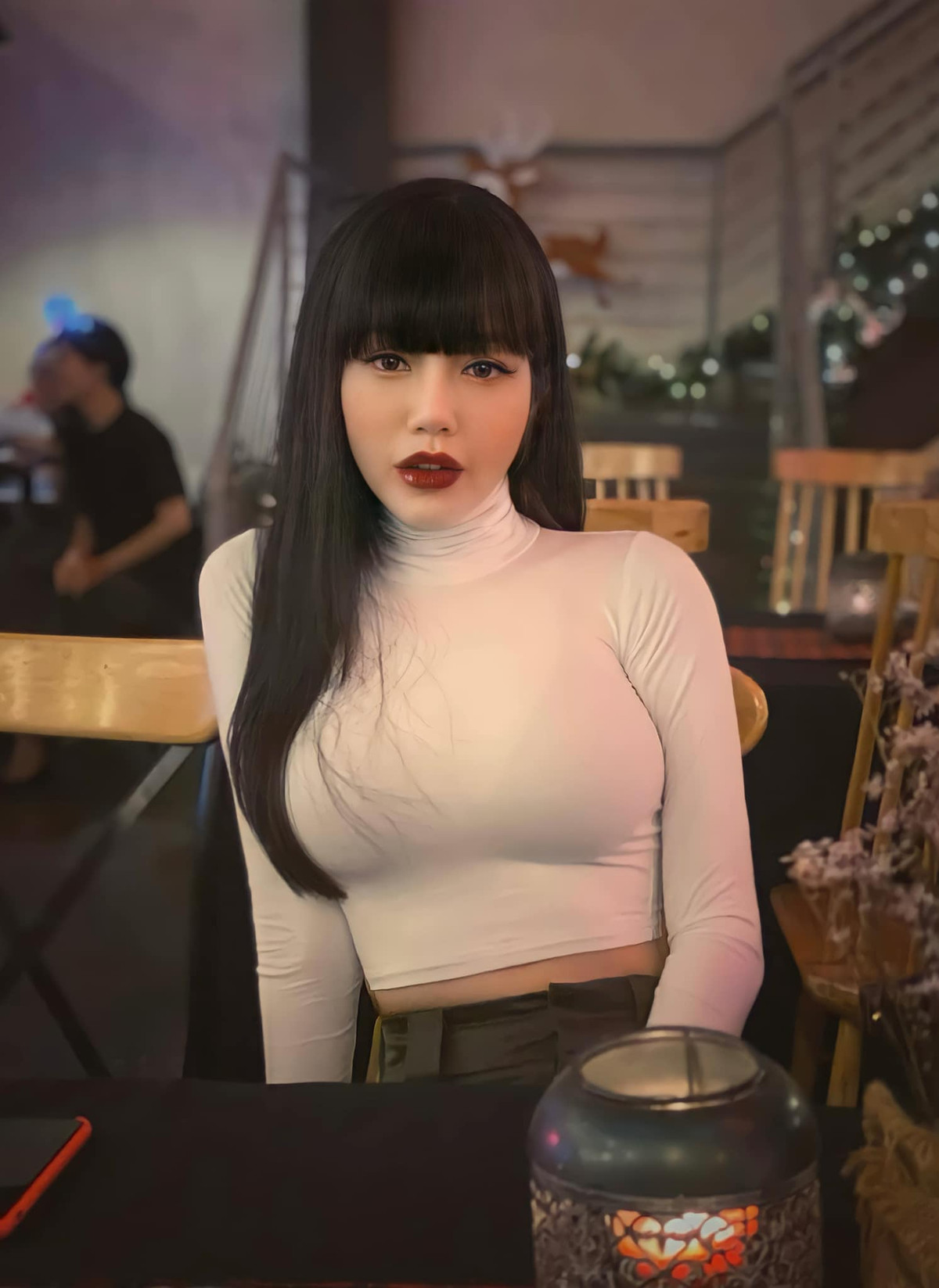 Khi nhắc đến những mỹ nhân gợi cảm của showbiz Việt, cư dân mạng không thể bỏ qua cái tên Elly Trần. Người đẹp sinh năm 1987 được biết đến với tư cách diễn viên, người mẫu.